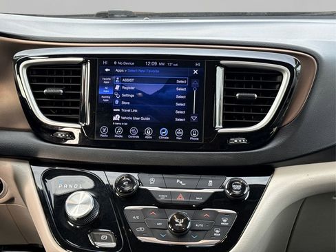 Used 2017 Chrysler Pacifica Touring-L image 20