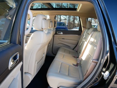 Used 2017 Jeep Grand Cherokee Limited w/ Luxury Group II image 35