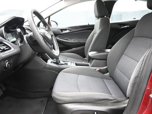 Used 2018 Chevrolet Cruze LT w/ Convenience Package FWD image 10