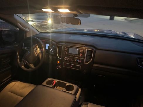 Used 2017 Nissan Titan SV image 11