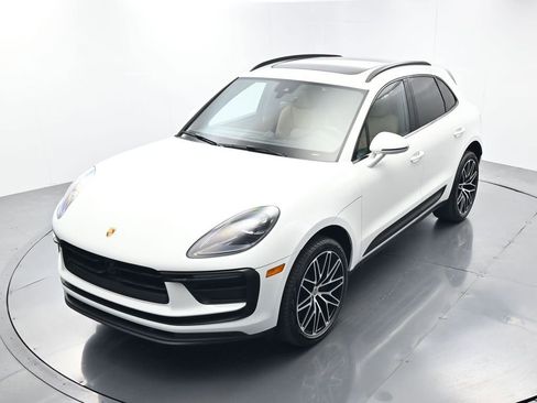Certified 2025 Porsche Macan AWD/4WD image 34