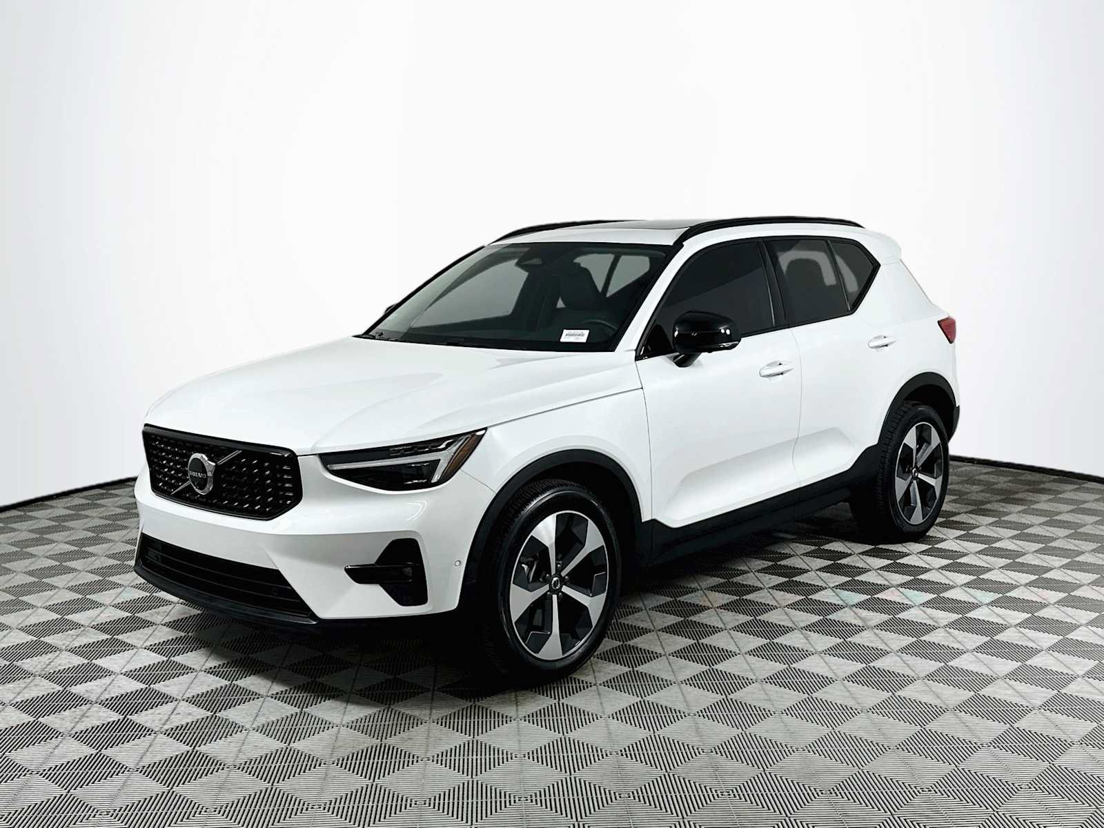 Used 2026 Volvo XC40 B5 Plus w/ Protection Package Premier AWD/4WD image 3
