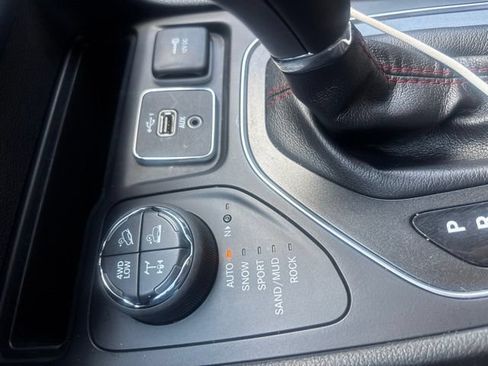 Used 2019 Jeep Cherokee Trailhawk w/ Cold Weather Group AWD/4WD image 8