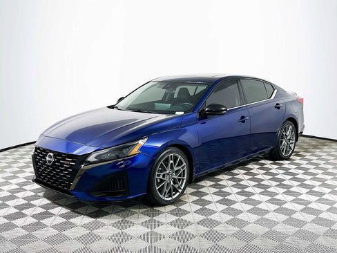 Used 2023 Nissan Altima 2.0 SR FWD image 3