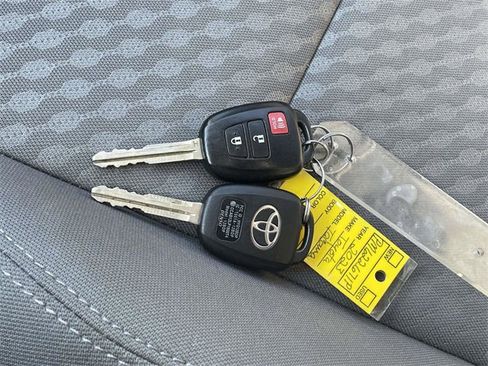 Used 2023 Toyota Tacoma SR image 33