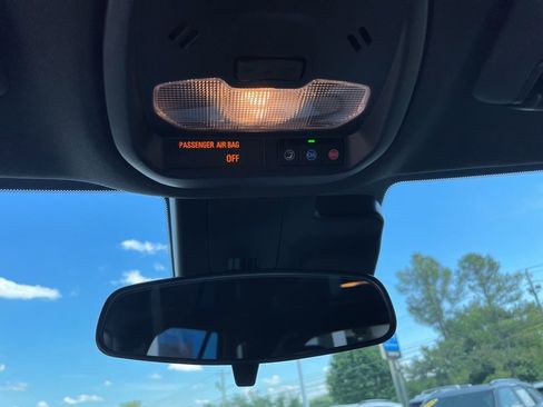 Used 2025 Chevrolet Trax RS FWD image 19