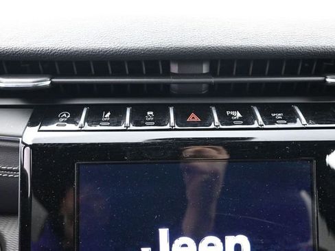 Used 2025 Jeep Grand Cherokee Altitude AWD/4WD image 21