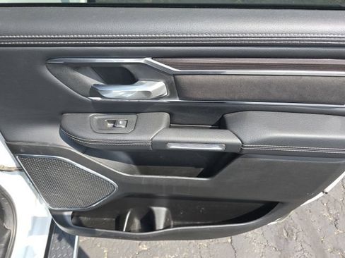 Used 2025 RAM 1500 Laramie AWD/4WD image 31