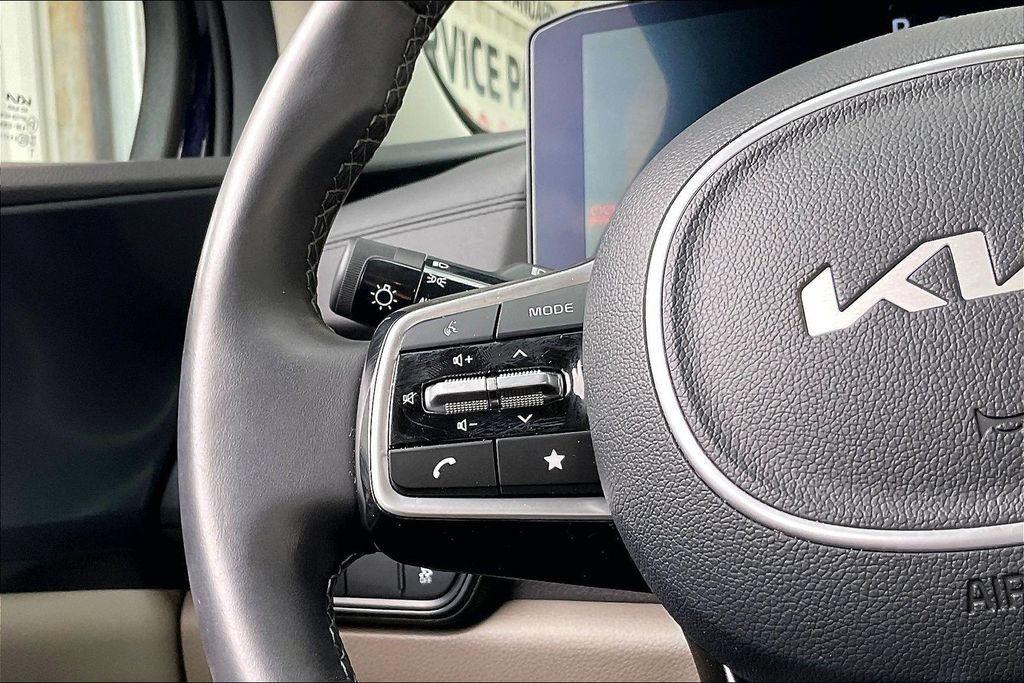 Used 2026 Kia Carnival FWD image 8