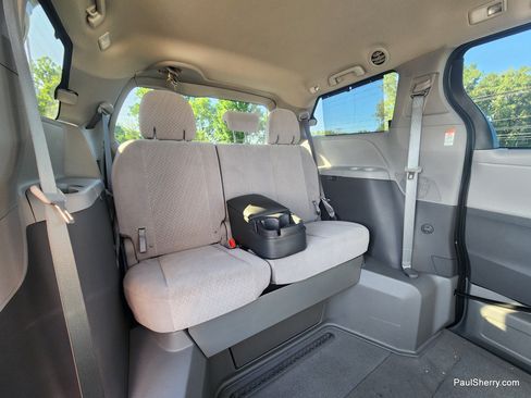 Used 2020 Toyota Sienna LE FWD image 28