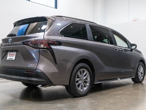 Certified 2024 Toyota Sienna XLE FWD image 9