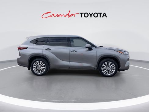 Certified 2026 Toyota Highlander Platinum image 9
