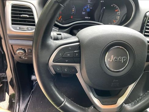 Used 2020 Jeep Grand Cherokee Laredo AWD/4WD image 23