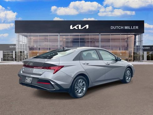 Used 2024 Hyundai Elantra Blue image 7