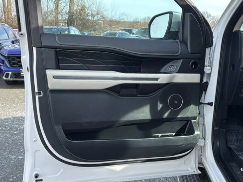 Used 2018 Ford Expedition Platinum image 11