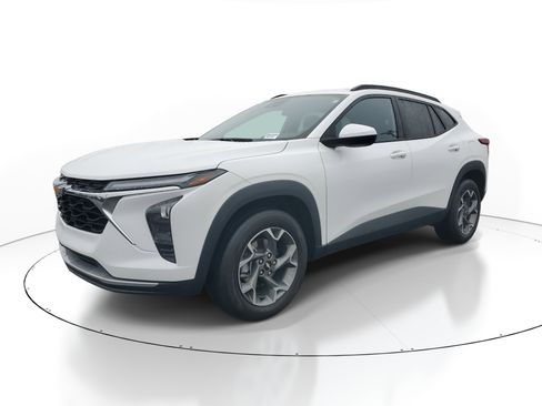 Used 2025 Chevrolet Trax LT image 3