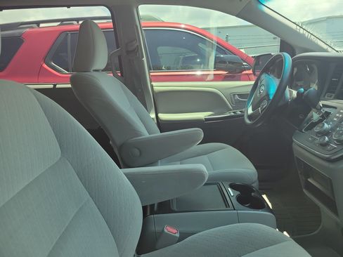 Used 2015 Toyota Sienna LE FWD image 4