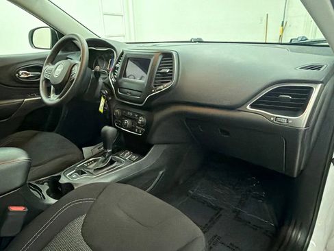 Used 2020 Jeep Cherokee Latitude FWD image 28