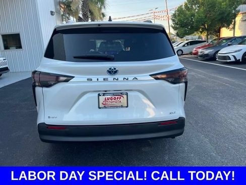 Used 2025 Toyota Sienna XLE FWD image 32