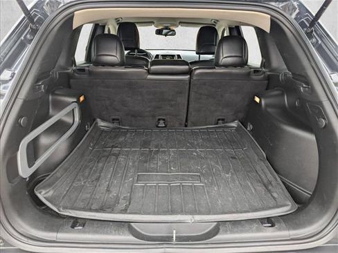 Used 2017 Jeep Cherokee Trailhawk AWD/4WD image 6