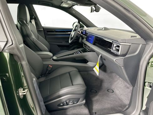 Certified 2025 Porsche Macan Electric image 28