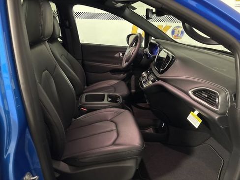 New 2026 Chrysler Pacifica Select AWD/4WD image 18