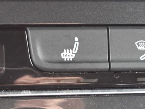 Used 2021 Volkswagen Tiguan SE image 14