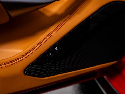 Used 2022 Ferrari F8 Tributo image 37