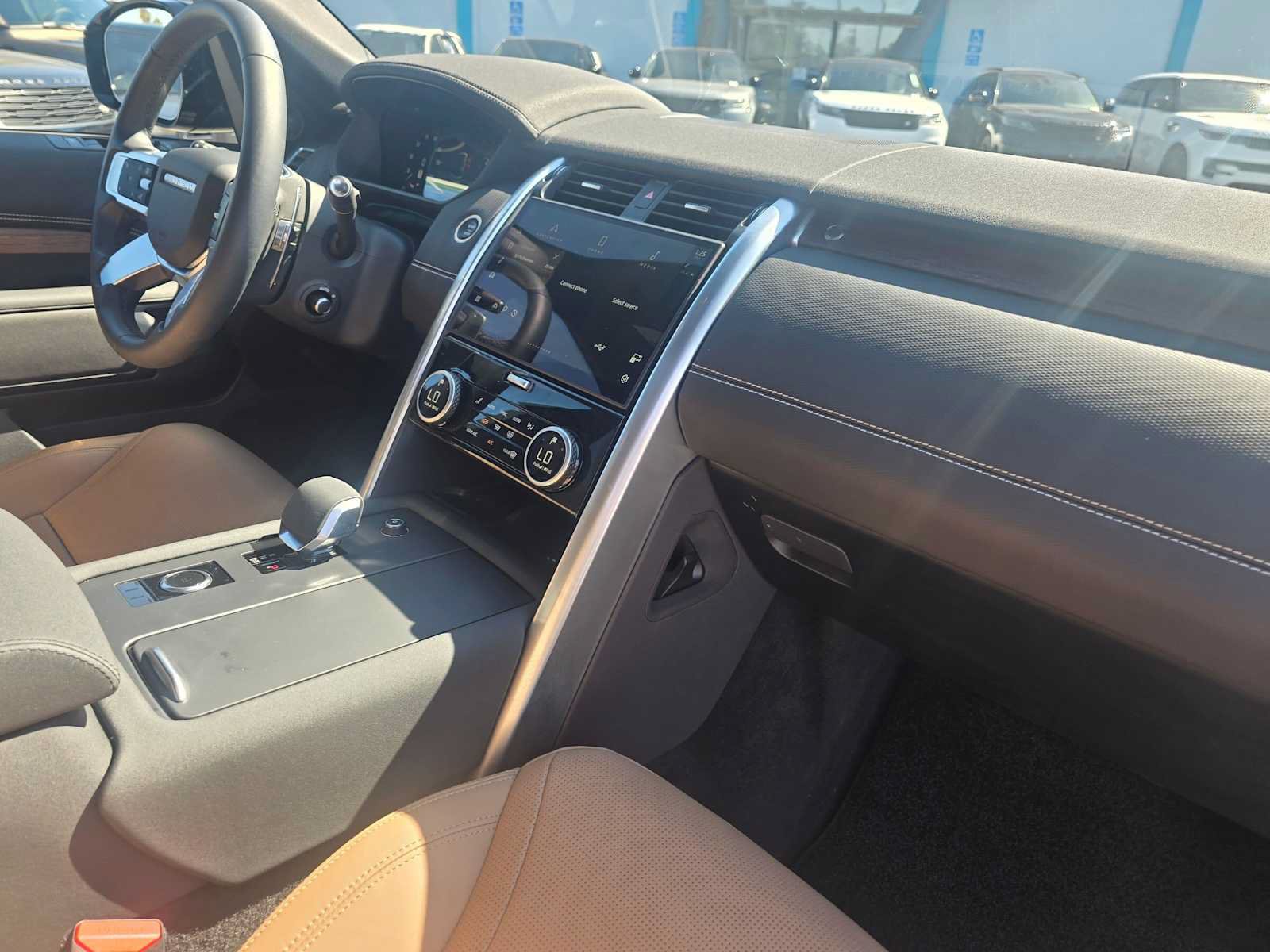 Used 2025 Land Rover Discovery Dynamic SE AWD/4WD image 11