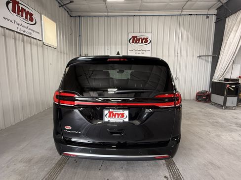 New 2027 Chrysler Pacifica Select FWD image 4