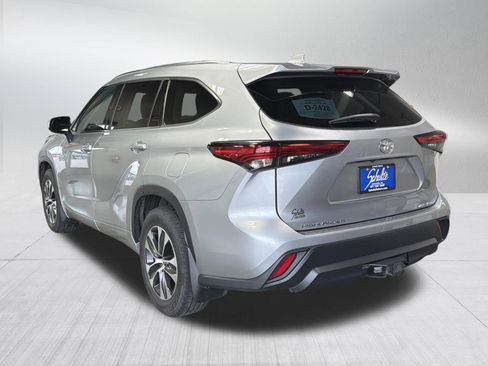 Used 2020 Toyota Highlander XLE AWD/4WD image 5