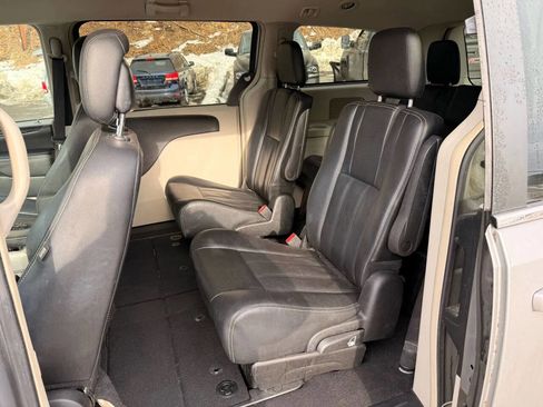 Used 2016 Chrysler Town & Country Touring image 16