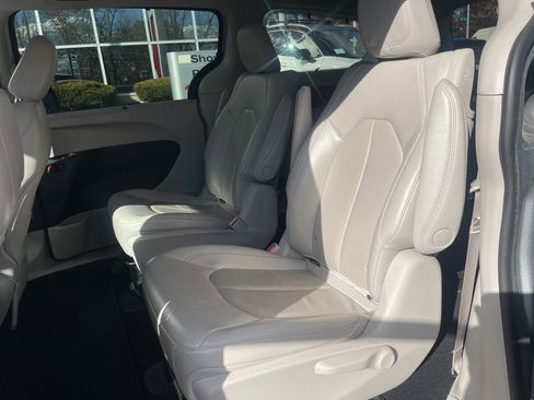 Used 2021 Chrysler Pacifica Touring-L image 20
