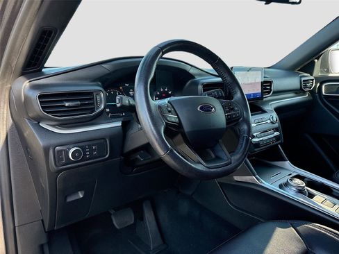 Used 2020 Ford Explorer XLT w/ Equipment Group 202A RWD image 10