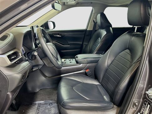 Used 2023 Toyota Highlander XLE image 17