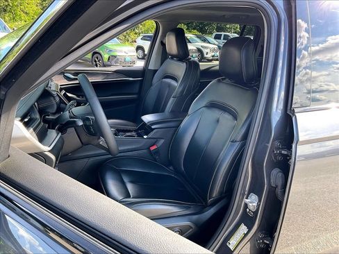 Used 2023 Jeep Grand Cherokee L Limited AWD/4WD image 9