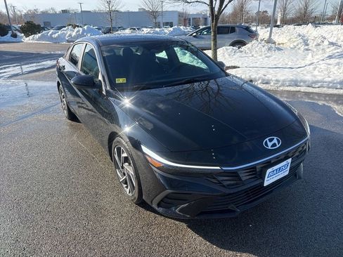 Used 2025 Hyundai Elantra Sport image 3