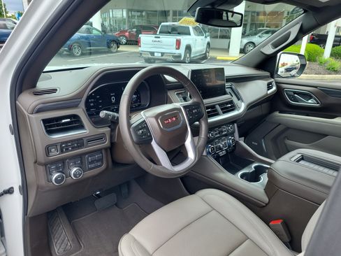 Used 2024 GMC Yukon XL SLT w/ SLT Luxury Package AWD/4WD image 19