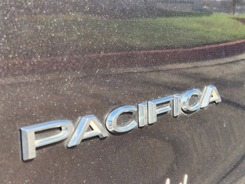 Used 2021 Chrysler Pacifica Touring-L image 11
