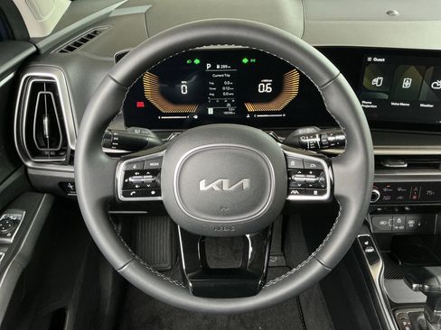 Used 2025 Kia Sorento S image 5