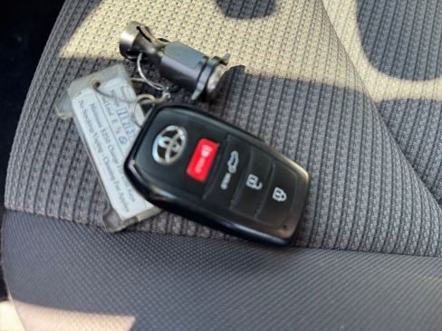 Used 2025 Toyota Highlander LE FWD image 21