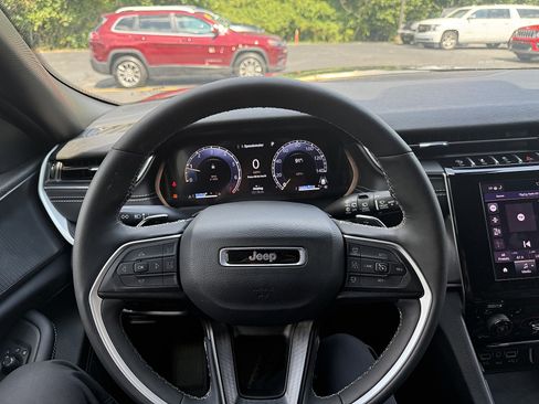 Used 2025 Jeep Grand Cherokee Laredo w/ Luxury Tech Group I AWD/4WD image 9
