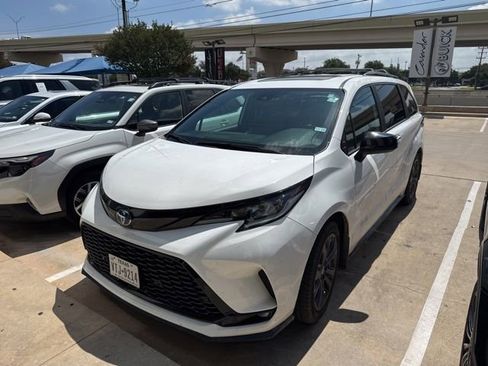 Used 2025 Toyota Sienna XSE FWD image 1