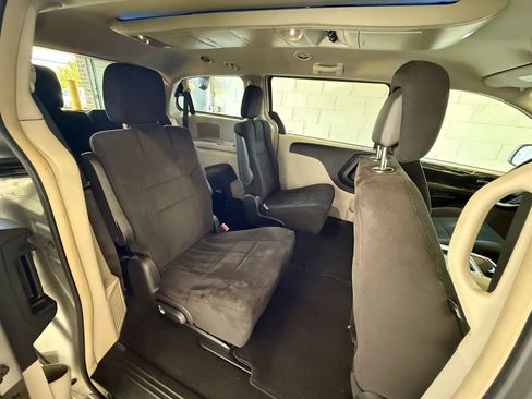 Used 2012 Chrysler Town & Country Touring image 20