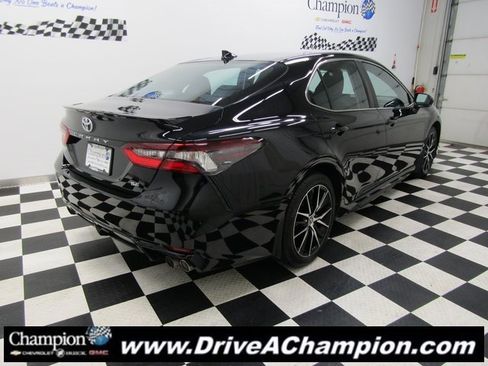 Used 2024 Toyota Camry SE image 9
