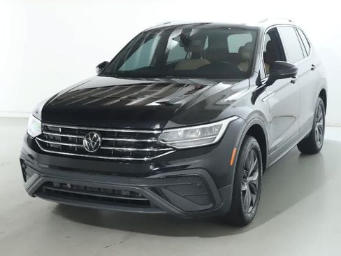 Used 2023 Volkswagen Tiguan SE AWD/4WD image 1