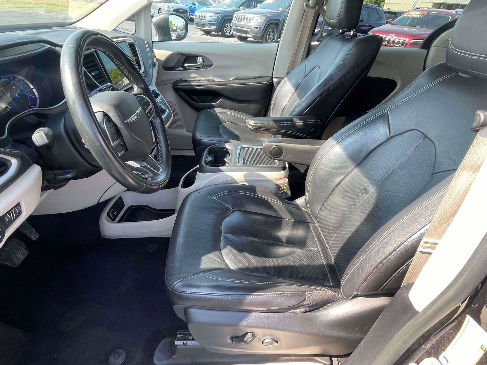 Used 2022 Chrysler Pacifica Touring-L w/ Uconnect Theater Family Group FWD image 14