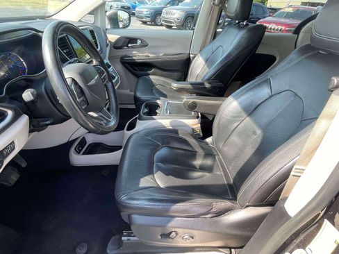 Used 2022 Chrysler Pacifica Touring-L w/ Uconnect Theater Family Group FWD image 14