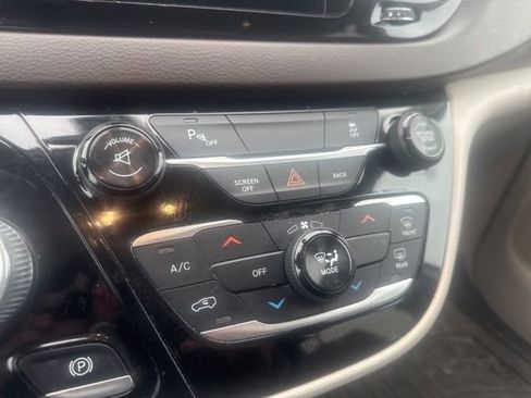 Used 2017 Chrysler Pacifica Touring image 26