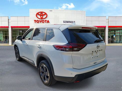 Used 2025 Nissan Rogue SV image 4